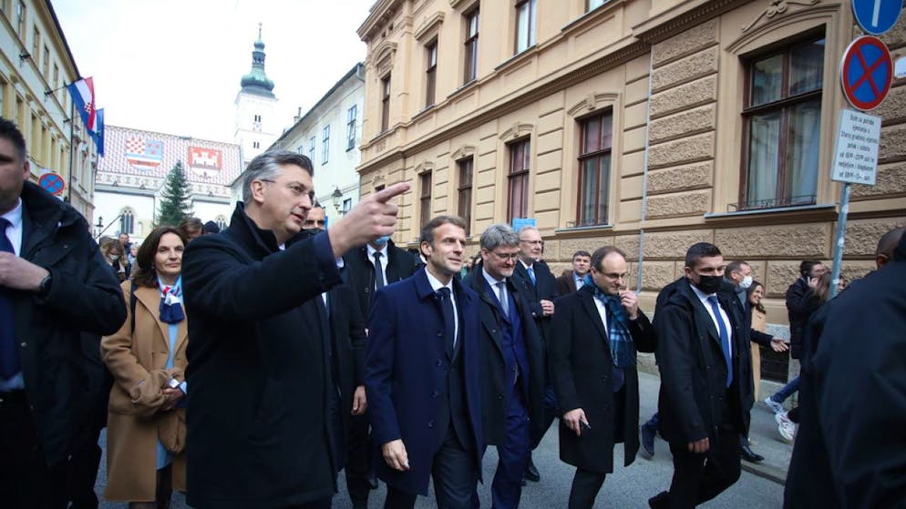Al termine del loro incontro il presidente francese Emmanuel Macron (al centro) e il premier croato Andrej Plenković (a sinistra) hanno fatto una passeggiata per il centro storico di Zagabria.