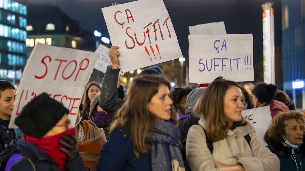 Des femmes participent a un rassemblement et a des performances, organisee par le Collectif de la Greve feministe a l'occasion de la Journee internationale contre les violences sexistes et sexuelles, ce jeudi 25 novembre 2021 a Geneve. (KEYSTONE/Martial Trezzini)