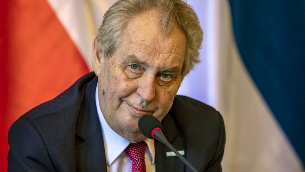 Il presidente ceco Milos Zeman è stato ricoverato in ospedale nel giorno stesso in cui lo ha lasciato dopo un ricovero lungo oltre sei settimane.