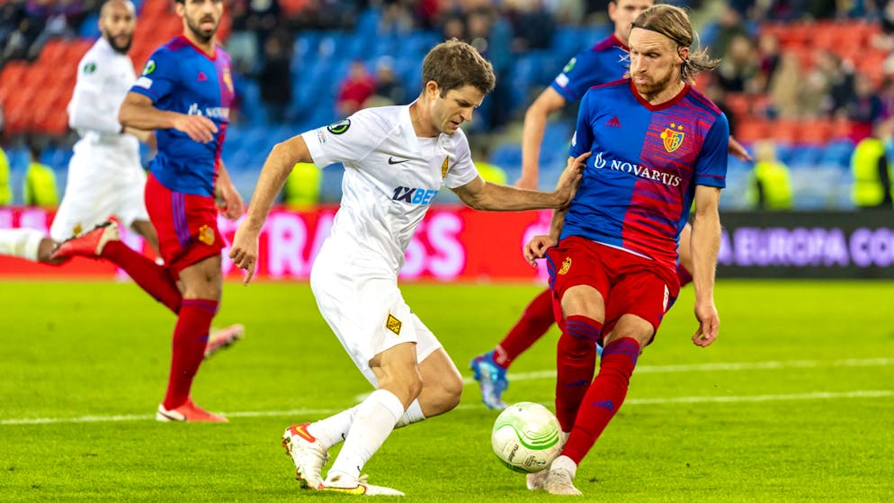 Michael Lang (à droite) et ses coéquipiers recevront jeudi le Qarabag Agdam.