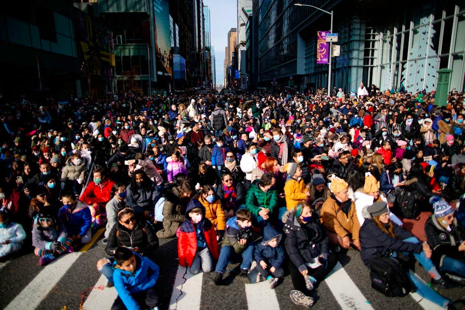 Americans celebrate Thanksgiving with a big parade in New York