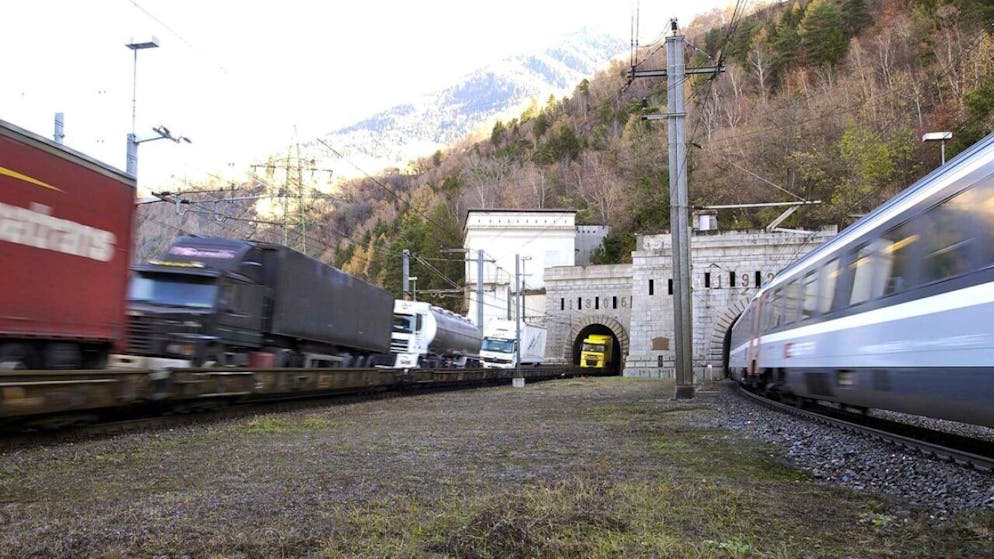 Il consiglio federale intende incoraggiare ulteriormente il trasporto merci e dei camion su rotaia.