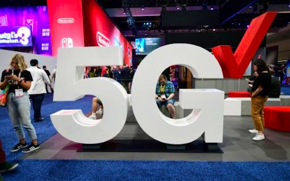 Sur un stand de Verizon faisant la promotion de la 5G au Salon du jeu vidéo de Los Angeles (E3), le 12 juin 2019