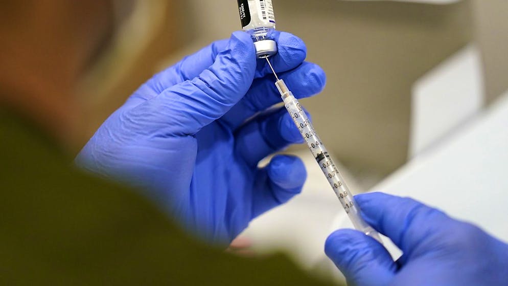 Nei Grigioni le vaccinazioni di richiamo contro il Covid-19 inizieranno lunedì prossimo. Sono destinate a tutte le persone a partire dai 16 anni di età. (foto d'archivio)