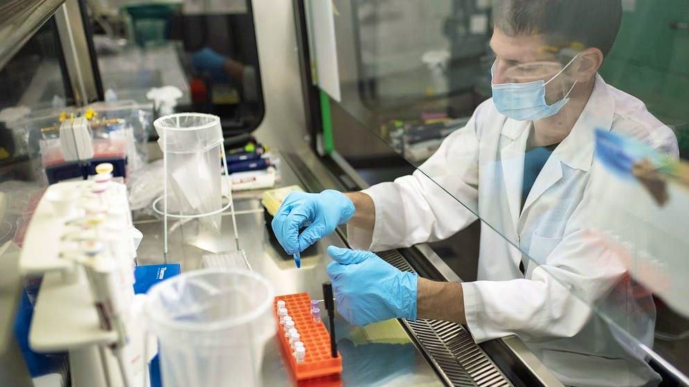 Immagine illustrativa: sequenziamento di campioni di coronavirus in un laboratorio svizzero: la diffusione di una nuova variante, probabilmente molto pericolosa, del coronavirus nell'Africa meridionale ha causato preoccupazione a livello internazionale.