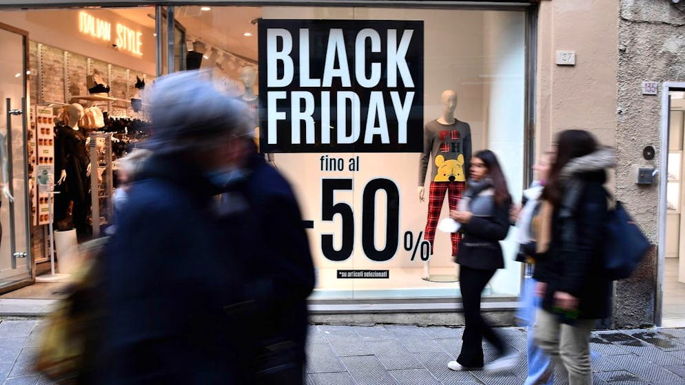 È la giornata dei super-sconti, o presunti tali.