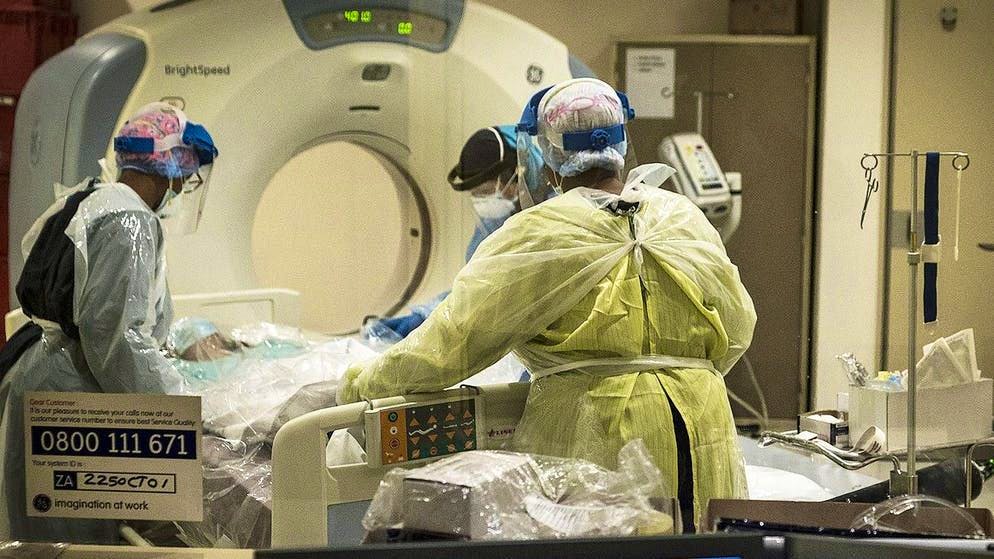 Immagine d'archivio: un paziente viene curato in un ospedale di Johannesburg
