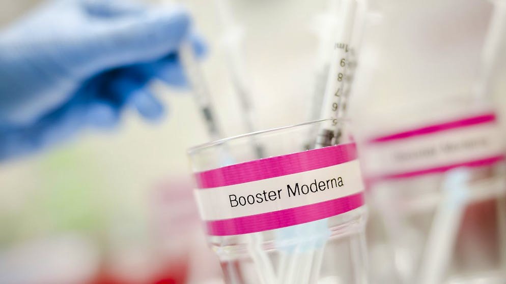 Tutte le persone di 18 anni o più possono effettuare da subito una vaccinazione di richiamo con metà dose del preparato di Moderna, dopo che sono trascorsi almeno sei mesi dalla somministrazione della seconda dose.