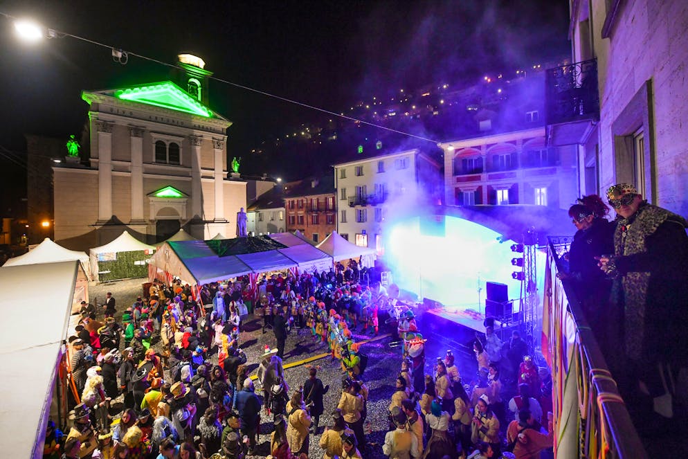 Immagini d'altri tempi a Locarno: nella foto uno scorcio di Piazza Sant'antonio durante la Stranociada del 2018. / Alessandro Crinari