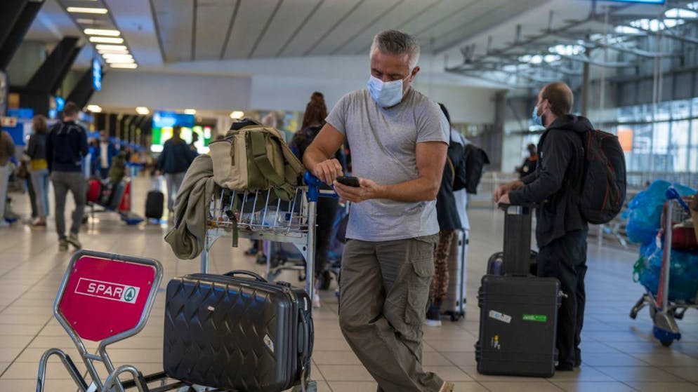 Passeggeri bloccati all'aeroporto di Johannesburg, in Sud Africa.