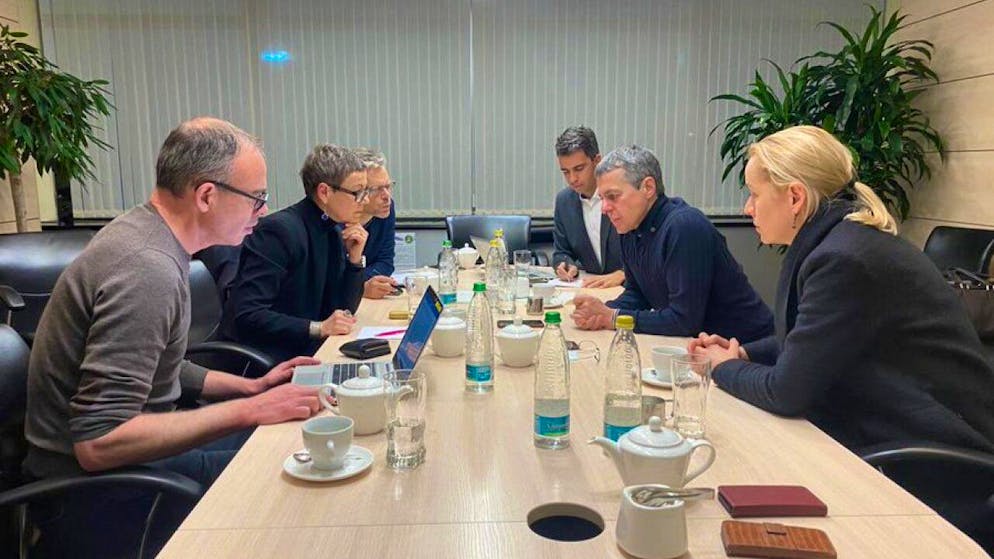 Cassis mentre discute a Mosca sul da farsi dopo essere rimasto appiedato a causa di problemi tecnici al jet del Consiglio federale.