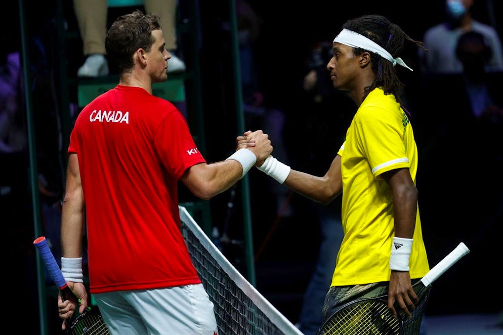 epa09603212 Mikael Ymer (R) of Sweden is congratulated by Vasek Pospisil (L) of Canada after winning their tennis match at the Davis Cup Finals group B tie between Canada and Sweden in Madrid, Spain, 25 November 2021. EPA/Rodrigo Jimenez