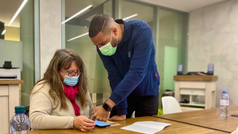 Malik Hashim mostra ai partecipanti al corso le nozioni di base sull’utilizzo dello smartphone.