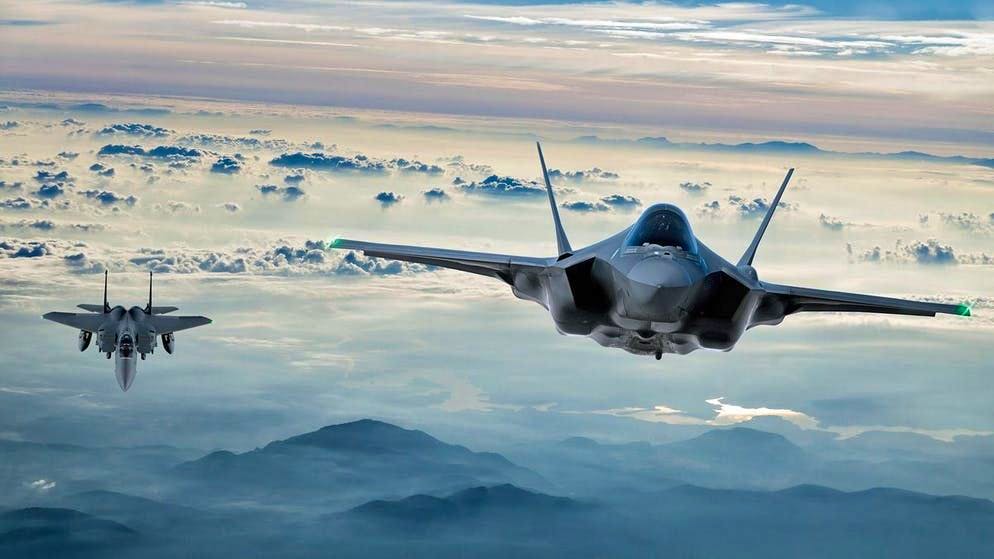 Due F-35 in volo.