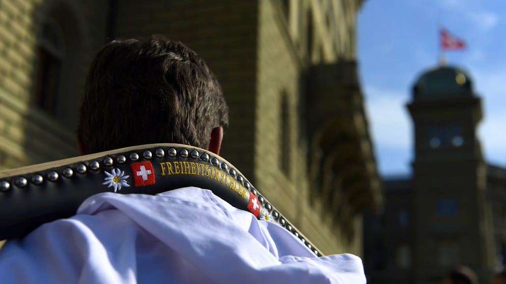 Ein Freiheitstrychler, waehrend die uebergabe der Petition