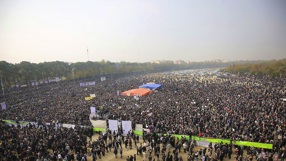 Le proteste a Isfahan sul letto del fiume in secca (foto del 19 novembre 2021)