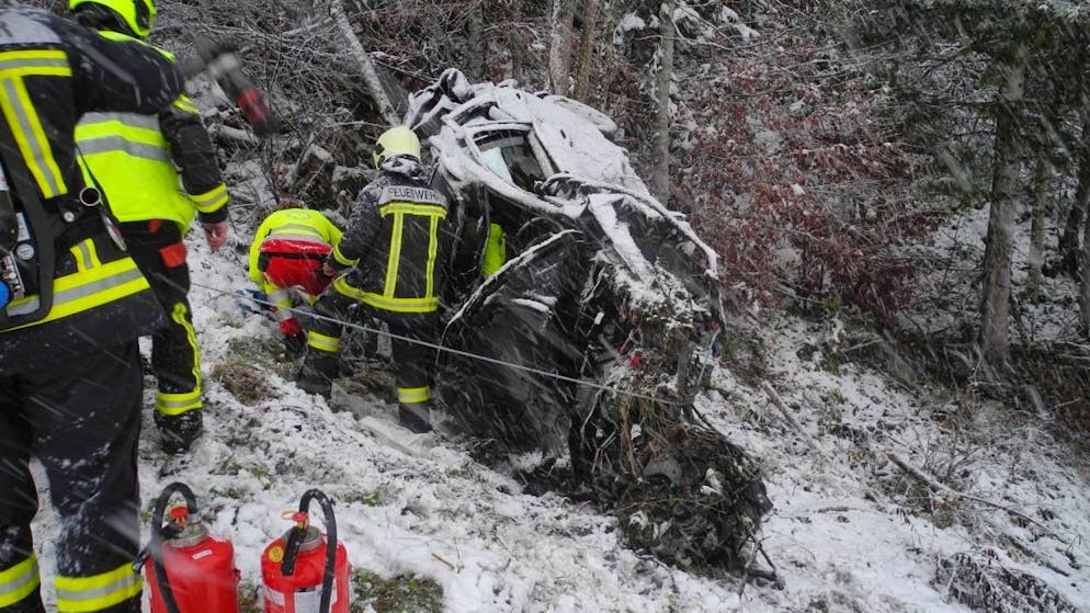 L'auto precipitata per oltre 200 metri lungo un pendio