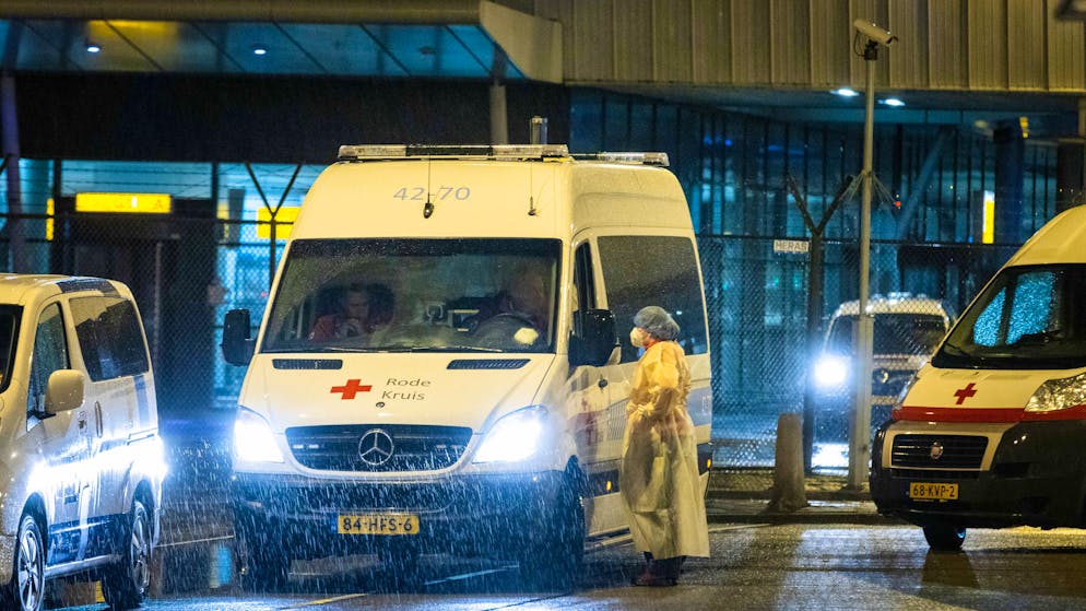 epaselect epa09606301 Health workers of the Red Cross transport passengers infected with coronavirus returning from South Africa, for a quarantine in a hotel, in Schiphol, the Netherlands, 27 November 2021. Of the 600 people on the two KLM planes that returned from South Africa on Friday 26 November to Schiphol Airport, 61 people have been tested positive for the coronavirus. A new, heavily mutated variant of coronavirus called Omikron or B.1.1.529 had been identified by scientists in South Africa. Dutch government on 26 November banned all travels from and to South Africa. EPA/LAURENS BOSCH