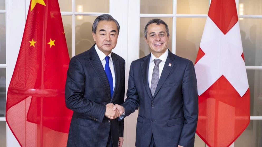 L'incontro tra Ignazio Cassis e Wang Yi verrà recuperato il prima possibile. Nella foto i due durante una visita di lavoro ufficiale a Berna nell'ottobre 2019.