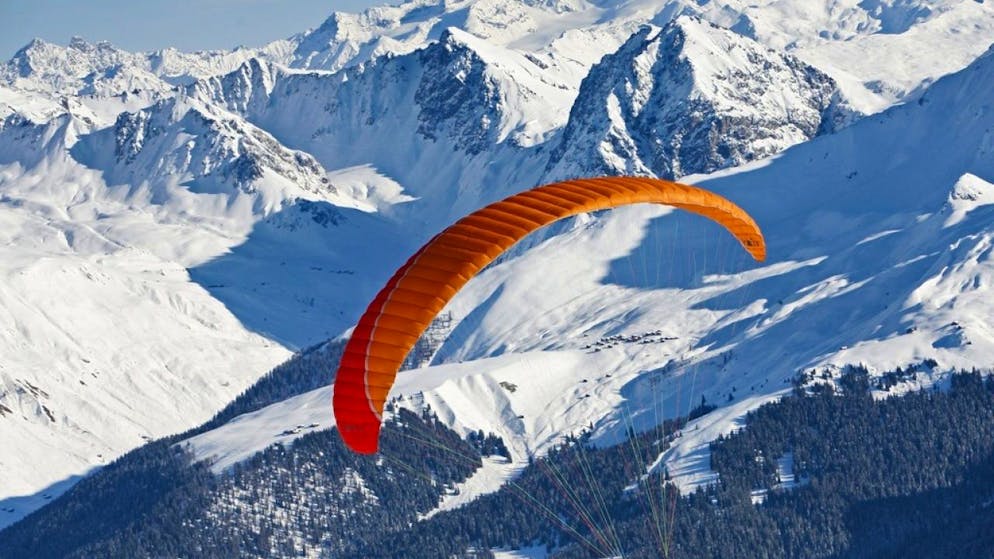 Un parapendista si lancia dal Weisshorn vicino ad Arosa. (foto d'archivio)
