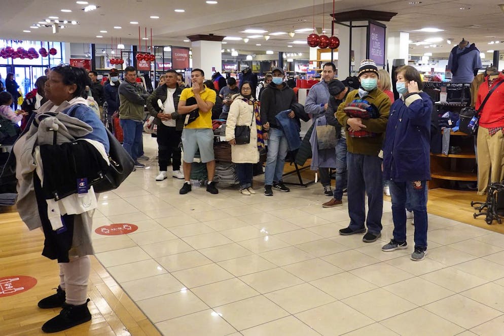 La gente è tornata a far la fila per gli acquisti legati al Black Friday