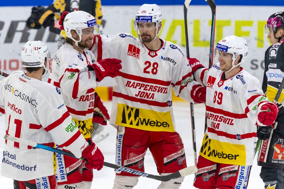 Rapperswil-Jonas Spieler jubeln nach ihrem Fuehrungstreffer zum 2:3 beim Eishockey-Qualifikationsspiel der National League zwischen dem HC Ajoie und den SC Rapperswil-Jona Lakers in der Raiffeisen Arena in Porrentruy, am Freitag, 26. November 2021. (KEYSTONE/Georgios Kefalas)