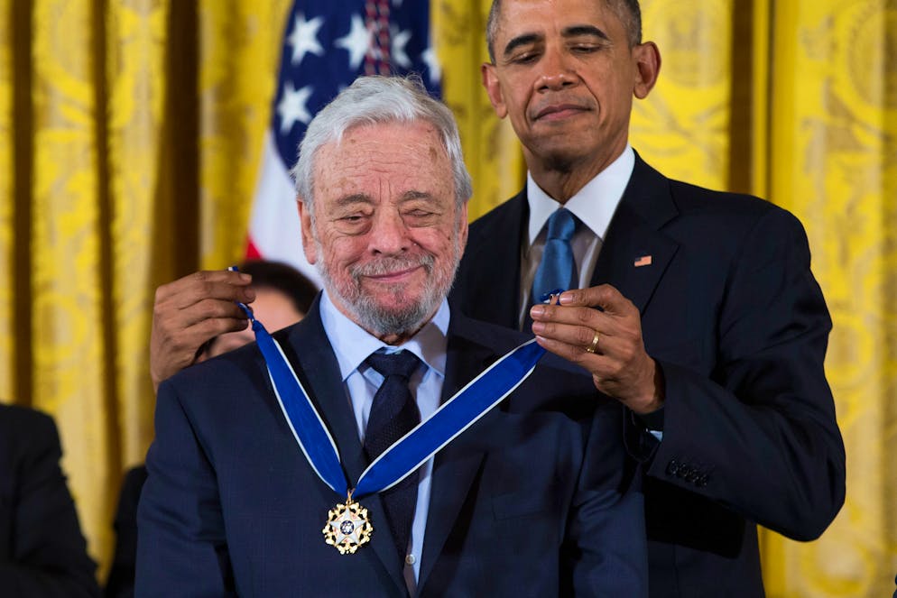 Stephen Sondheim erhält 2015 in einer feierlichen Zeremonie die Freiheitsmedaille von US-Präsident Barack Obama verliehen.