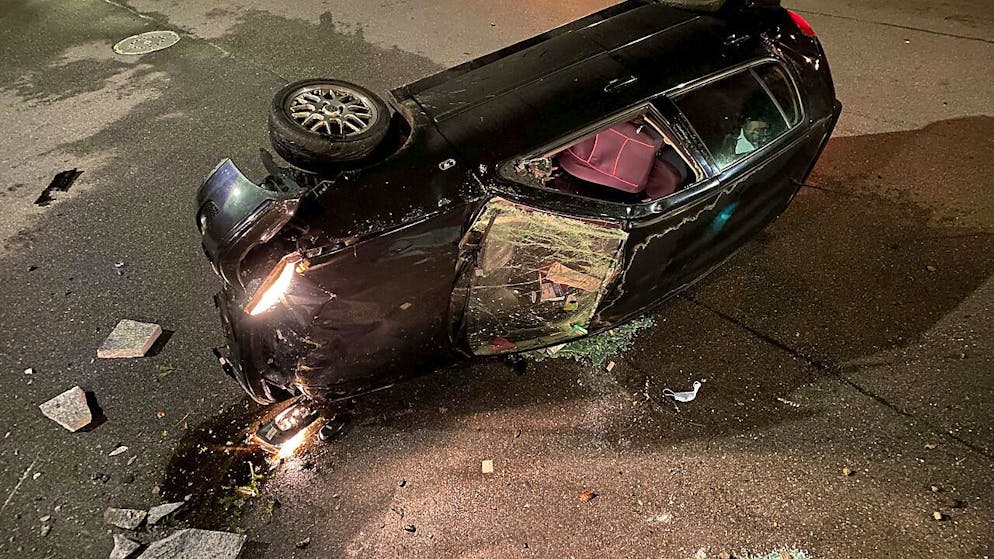 L'auto si è ribaltata e si è fermata su un lato. La donna è rimasta illesa.