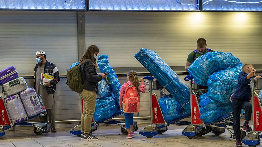 Variante Omicron: viaggiatori in attesa di imbarcarsi all'aeroporto di Johannesburg.