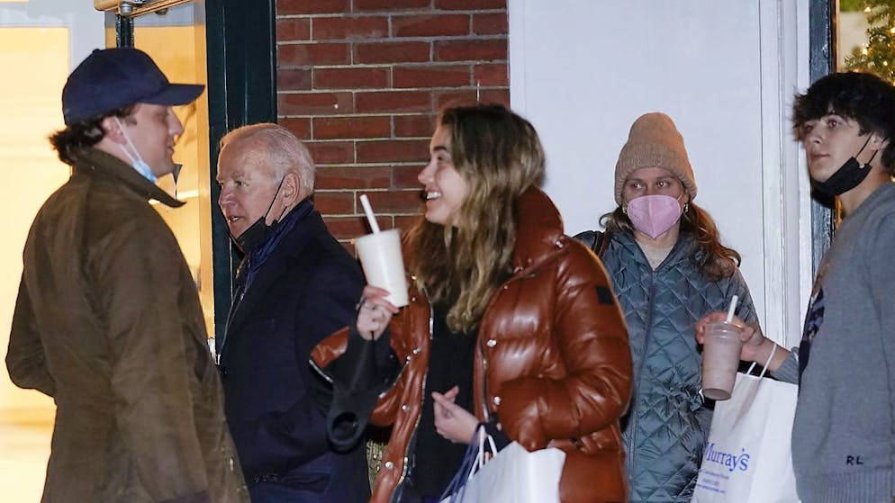 Il presidente americano Joe Biden ed alcuni nipoti a Nantucket, nel Massachusets, l'isola considerata il buen retiro dei miliardari in fuga da Wall Street, nel giorno della Festa del Ringraziamento (foto del 27 novembre 2021)