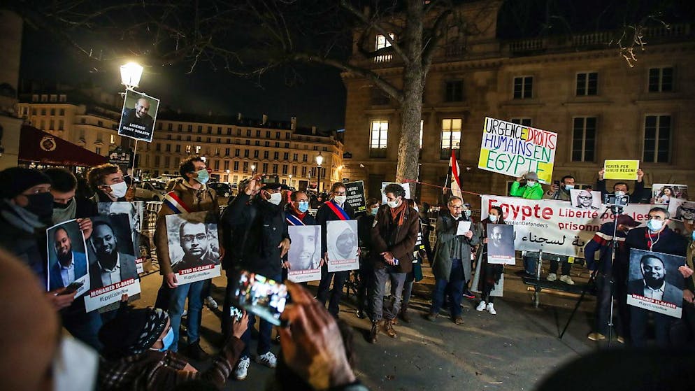 Proteste in Francia contro una visita del presidente egiziano Abdel Fatah al Sisi al presidente francese Emmanuel Macron (foto dell'8 dicembre 2020)