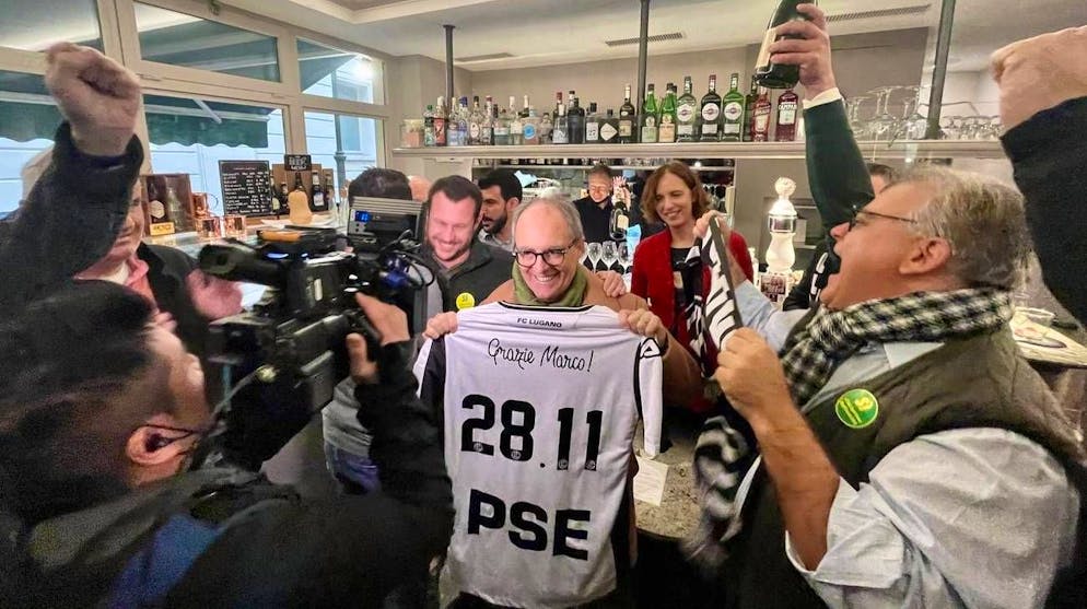 I vincitori, con il portavoce dei favorevoli Eugenio Jelmini, che ha presentato una maglia speciale in ricordo di Marco Borradori, festeggiano.