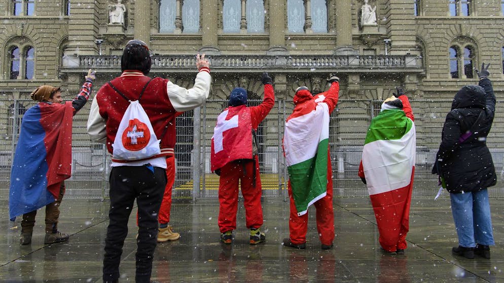 Menschen protestieren nach der Bekanntgabe der Ergebnisse waehrend die Kundgebung der Gegner des Covid-19-Gesetzes, am Sonntag, 28. November 2021, auf dem Bundesplatz in Bern. Das eidgenoessische Stimmvolk hat am Sonntag ueber drei Vorlagen zu bestimmen, die Pflegeinitiative, die Justiz-Initiative und die Aenderung vom 19. Maerz 2021 des Covid-19-Gesetzes. (KEYSTONE/Anthony Anex)