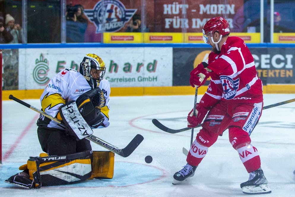 HC Ajoie Torhueter Tim Wolf, links, gegen SC Rapperswil-Jona Lakers Stuermer Jeremy Wick waehrend dem Eishockey-Meisterschaftsspiel der National League zwischen den SC Rapperswil-Jona Lakers und dem HC Ajoie am Sonntag, 28. November 2021, in Rapperswil. (KEYSTONE/Patrick B. Kraemer)