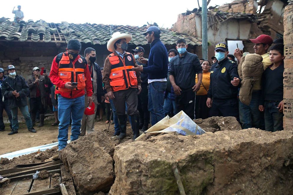 Une image mise à disposition par le gouvernement montre l'arrivée du président péruvien Pedro Castillo sur les lieux secoués par le séisme.