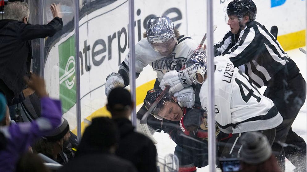 Brady Tkachuk e Brendan Lemieux vengono alle mani.