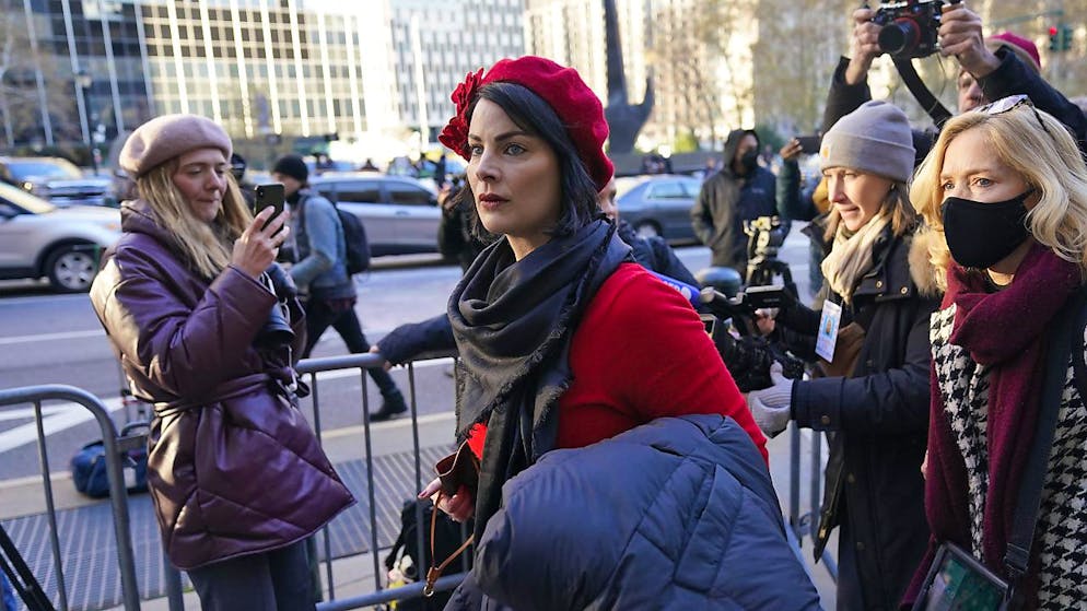 Sarah Ransome, una delle accusatrici di Jeffrey Epstein, al suo arrivo davanti alla corte di New York dove si celebra il processo a Ghislaine Maxwell.