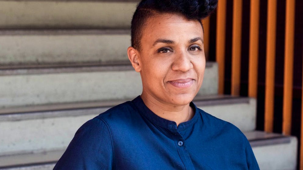 L'artista Kapwani Kiwanga è particolarmente interessata alle società contemporanee postcoloniali.