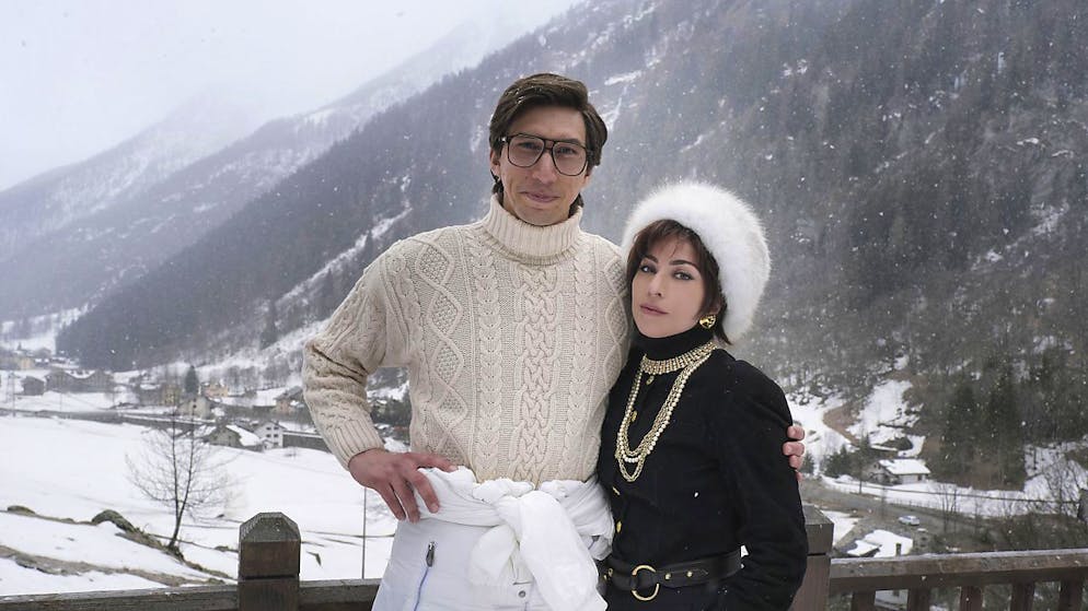Una foto di scena di 'House of Gucci', con Adam Driver nelle vesti di Maurizio Gucci e Lady Gaga in quelle di Patrizia Reggiani.