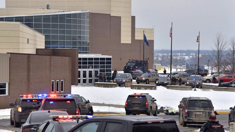 In Michigan un ragazzo di 15 anni ha sparato nella sua scuola uccidendo almeno tre persone, probabilmente studenti. Altre sei, incluso un insegnante, sono invece rimasti feriti.