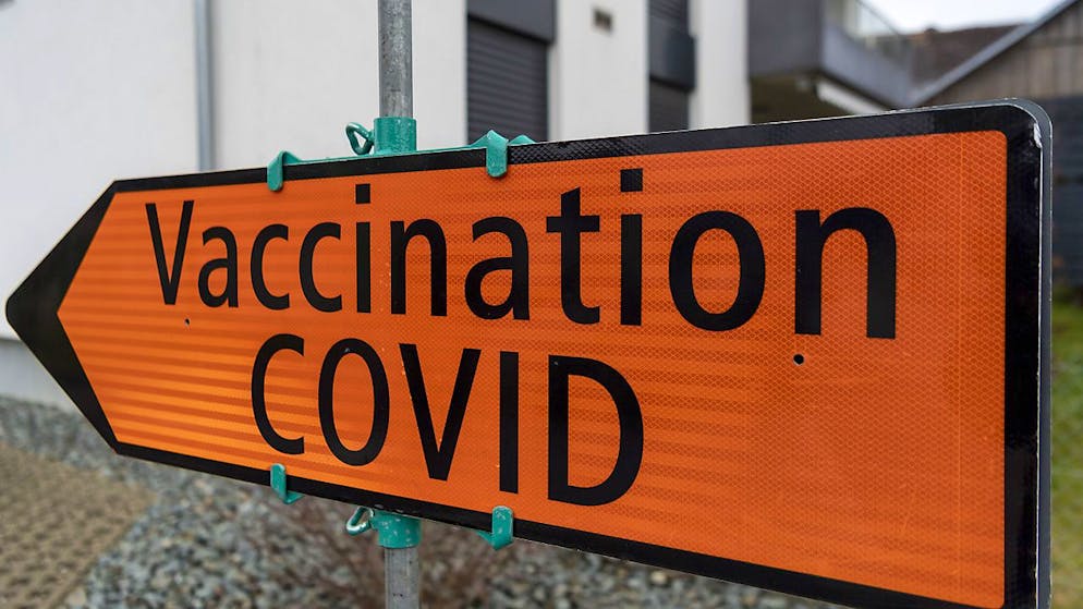 Un cartello che indica l'ingresso del centro di vaccinazione cantonale a Courtételle, nel Giura
