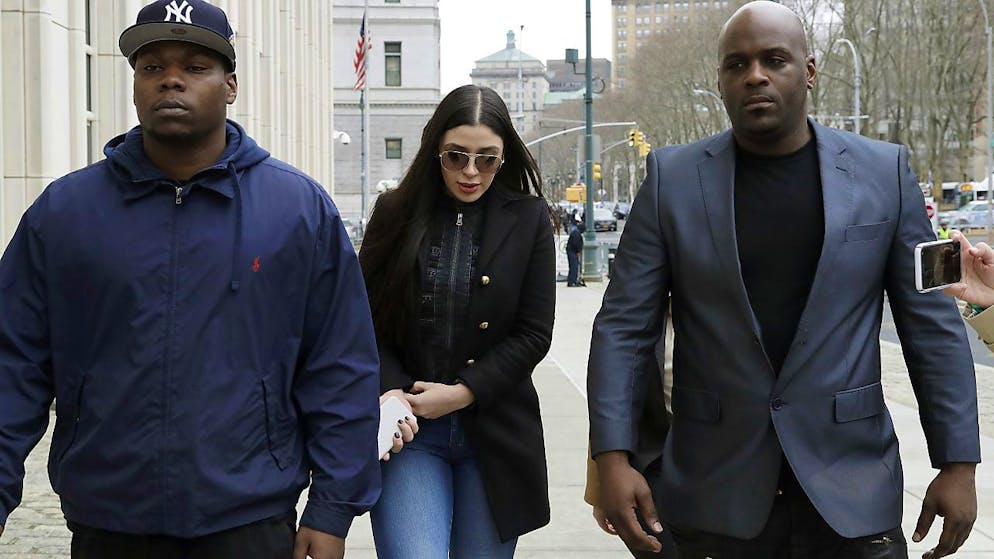 Tre anni di prigione, meno i nove mesi già scontati: è la pena inflitta negli USA a Emma Coronel Aispuro, la moglie del re del narcotraffico "El Chapo", per traffico di droga e riciclaggio. Una condanna inferiore ai quattro anni chiesti dall'accusa.