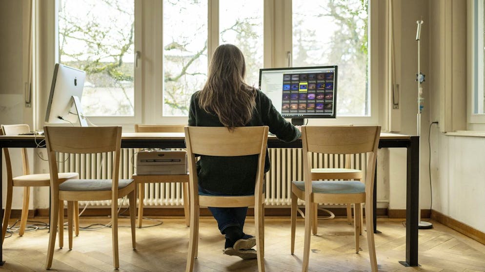 Eine Frau arbeitet an ihrem Arbeitsplatz im Homeoffice, fotografiert am 22. Januar 2021 in Aarau. (KEYSTONE/Christian Beutler)