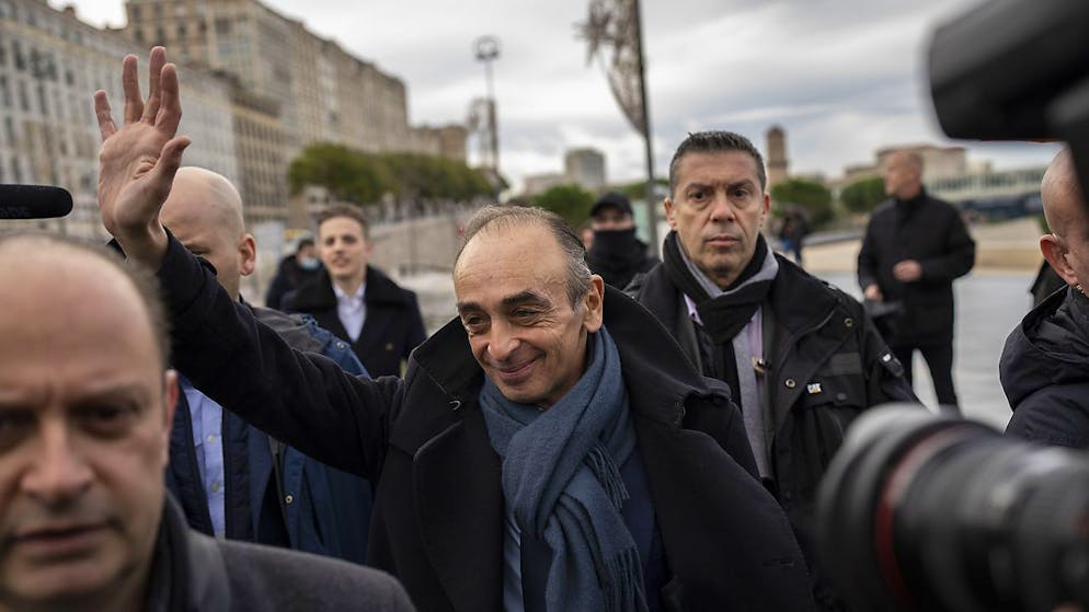 Il controverso polemista scende ufficialmente in campo nella corsa all'Eliseo.
