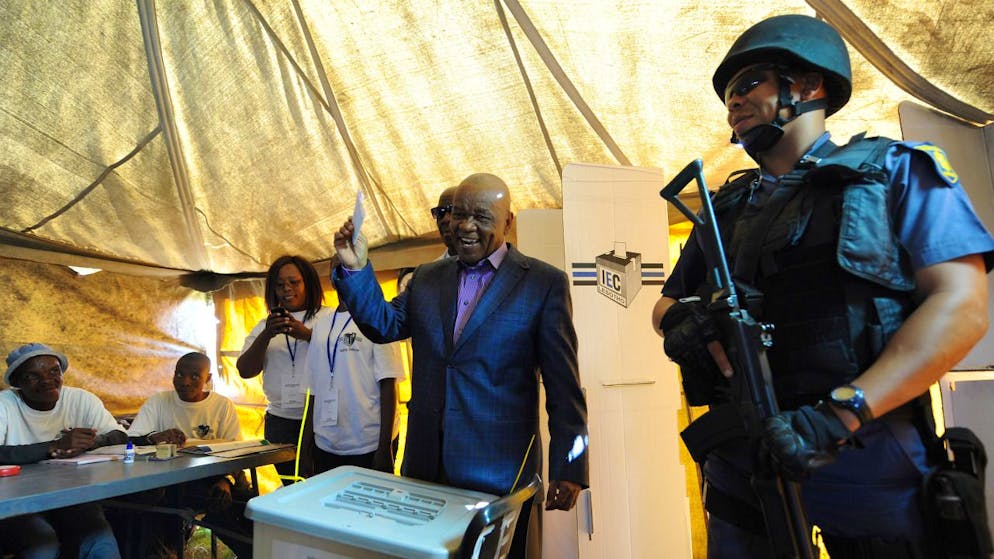 L'ex primo ministro del Lesotho, Thomas Thabane, è stato accusato oggi dell'omicidio della moglie, Lipolelo. L'82enne avrebbe assunto dei sicari per uccidere la donna, da cui era separato, il 14 giugno 2017, due giorni prima del suo insediamento come premier.
