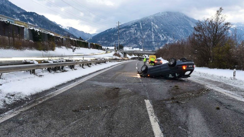 Tampona l'auto che lo precede, finisce la corsa ribaltato sul tetto e riporta soltanto lievi ferite.