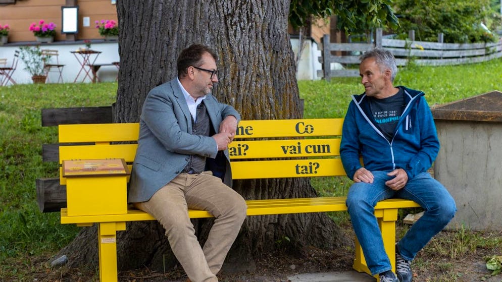 Il Consigliere di Stato Peter Peyer chiede a al vicesindaco di Fideris (GR) Walter Caprez: "Come stai?"