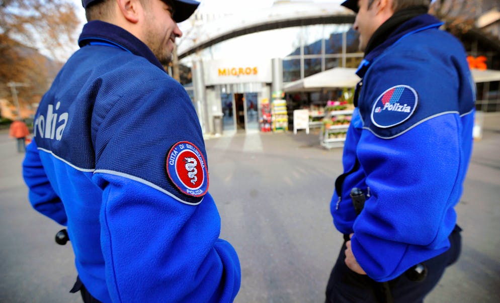 Nella foto d'archivio due agenti durante la tradizionale operazione Prevena mentre sorvegliano le entrate dei negozi e dei grandi magazzini a Bellinzona.