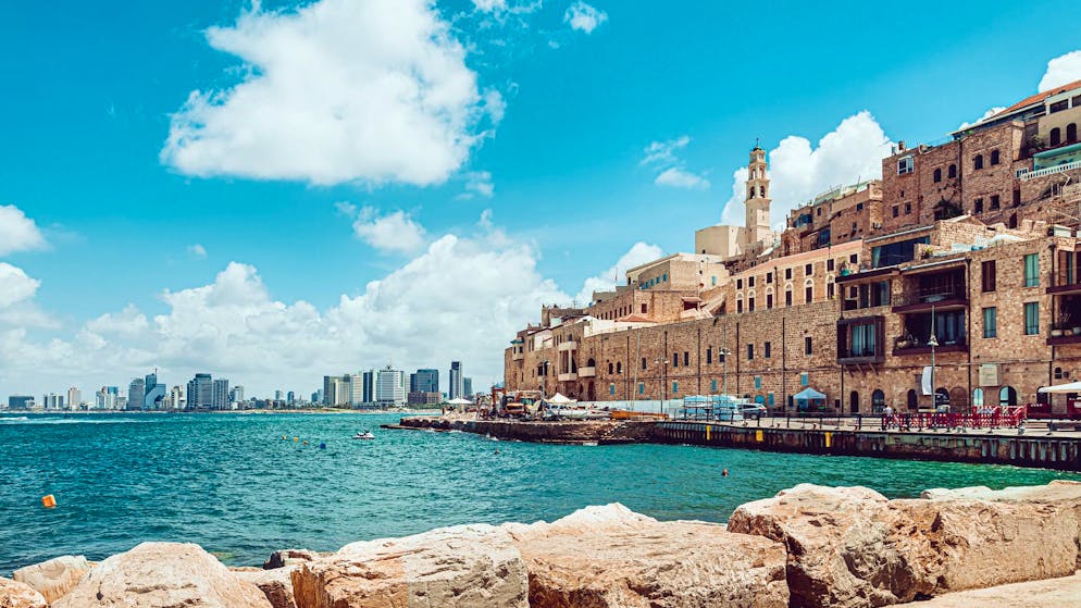 Tel Aviv landet zum ersten Mal auf dem ersten Platz des «Economist»-Rankings. Gründe für die neue Topstellung: Die starke Währung und steigende Kosten für Lebensmittel und Transport.