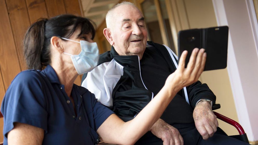 Les personnes de plus de 65 ans se portent bien et sont satisfaites du système de santé en Suisse.